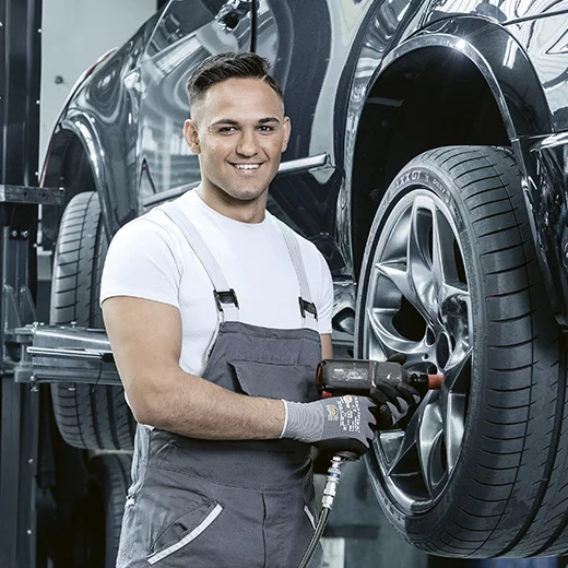 Automobil-Assistent:in EBA w&auml;hrend der Arbeit.