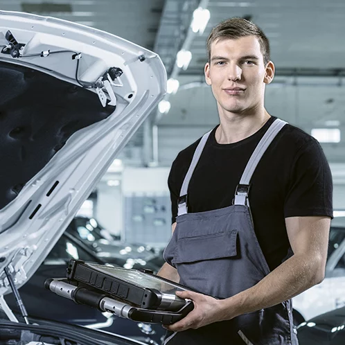 Automobil-Mechatroniker:in EFZ Fachrichtung Personenwagen w&auml;hrend der Arbeit.